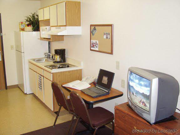Woodspring Suites Midland Room photo